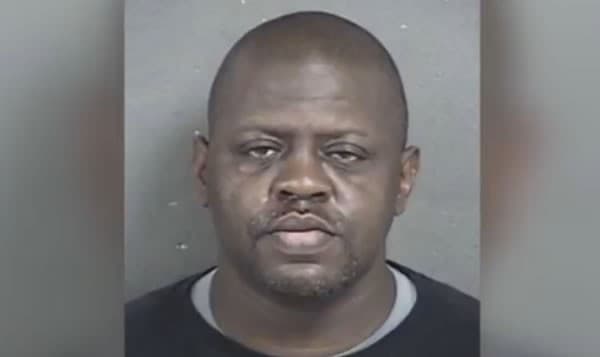 La policía fue alertada por primera vez en la casa de Michael A. Jones en Kansas City el día antes de Acción de Gracias tras disturbios domésticos.
<br>
<br>Una vez allí, descubrieron que el hijo de Jones, Adrian, de siete años, había estado desaparecido durante meses. 
<b>La policía regresó al día siguiente y encontró los restos del menor de edad en el corral de la familia</b>.
<br>
<br>En 2016, Jones 
<b>fue sentenciado a cadena perpetua</b>. Ese año, la madrastra del niño, Heather Jones, se declaró culpable de un cargo de asesinato en primer grado y 
<b>dos cargos de abuso infantil</b>.
<br>
<br>
<a href="http://www.univisionkansascity.com/tiroteo-en-las-cercanias-de-east-meyer-blvd/" target="_blank">Para leer más de la historia puede hacer click acá</a>.