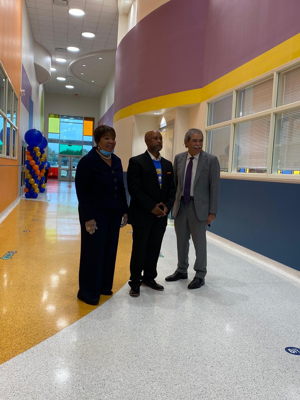 Hinojosa dijo a los padres de familia que se comuniquen con el distrito, con los maestros y con los directores de las escuelas para que puedan recoger todo lo que necesitan para comenzar la instrucción en línea.
<br>