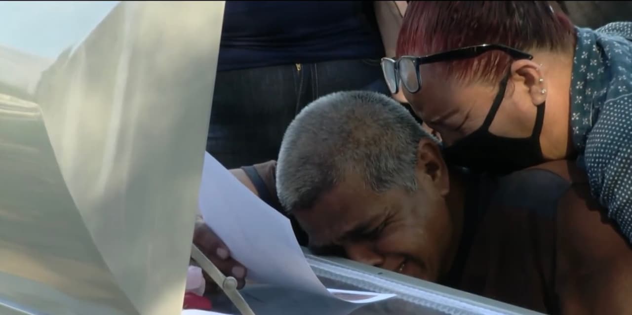 Mientras tanto, Vega les pide a todas las jóvenes que buscan verse y sentirse mejor consigo mismas, que eviten realizarse este tipo de procedimientos. “Nos dijo que era una operación sencilla, 
<b>pero ni ella ni nosotros conocíamos la clínica. </b>Por favor, tengan cuidado”, recomienda. 
<br>