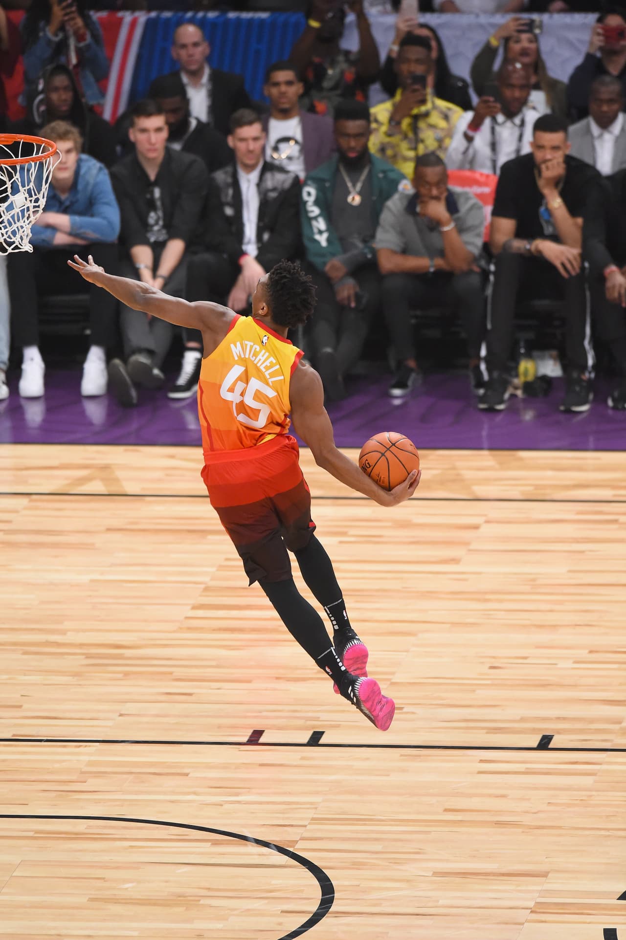 Donovan Mitchell, jugador del Utah Jazz, se convirtió en campeón del concurso de clavadas al vencer a Nance Jr. por 98-96. Te presentamos las mejores ejecuciones de la noche.
