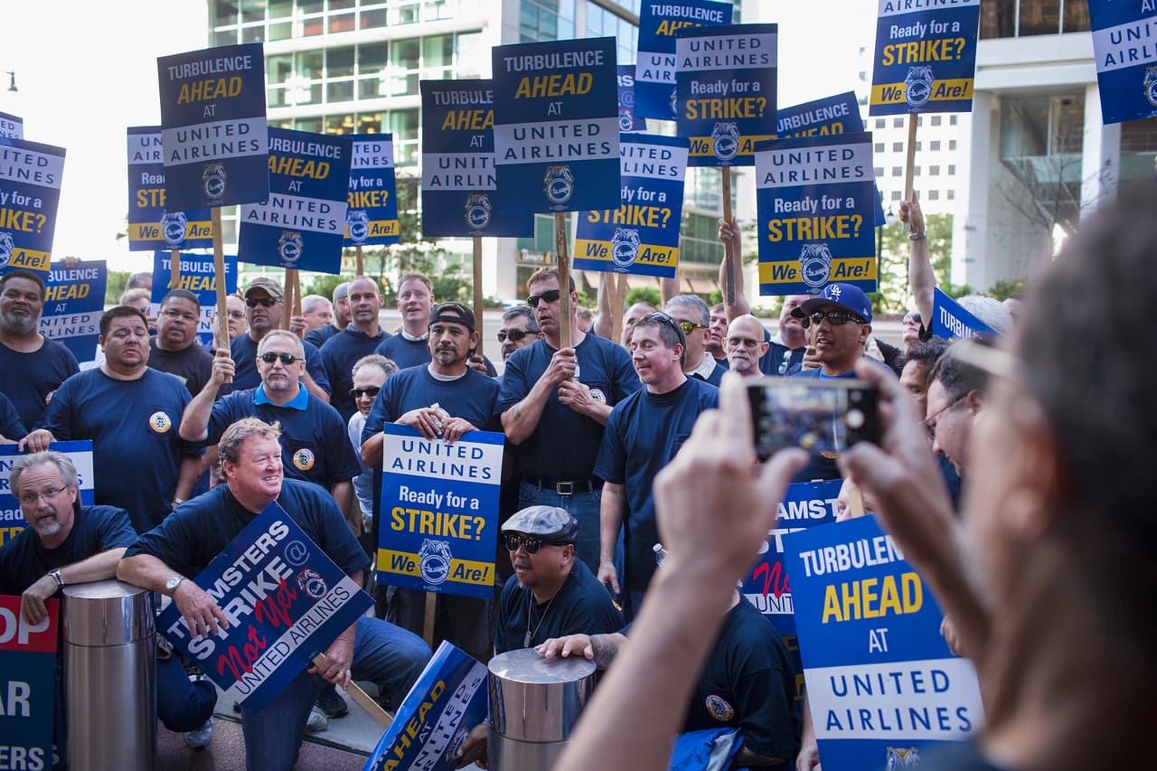 Trabajadores de United Airlines protestaron ese miércoles afuera del Willis Tower sobre las condiciones de su contrato de trabajo que les ha sido aplicado desde 2013, especialmente en el tema de salarios, beneficios y planes de jubilación. De acuerdo con el sindicato, el objetivo de la protesta es "alertar a los inversores y a los consumidores de las turbulencias que se acercan".