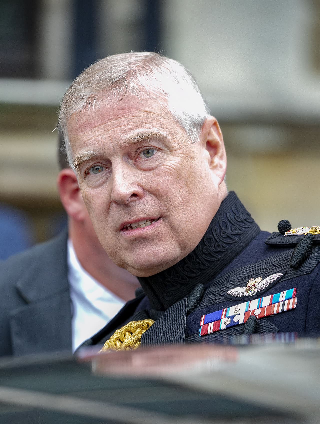 El príncipe también negó que haya sospechado algún
<b><a href="https://www.univision.com/famosos/fotos-de-la-primera-aparicion-publica-de-la-reina-isabel-y-el-principe-andrew-tras-la-renuncia-de-el-fotos" target="_blank">comportamiento inadecuado</a></b> durante las visitas que hizo a las casas de Epstein.
<br>