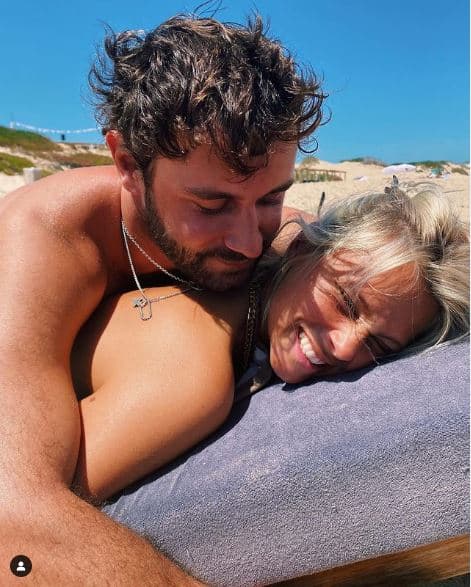 Fuera de las pantallas, la intérprete sale con un joven español llamado Jordi Lladó a quien conoció en 2020 por amigos en común y paran de presumir su amor en Instagram.