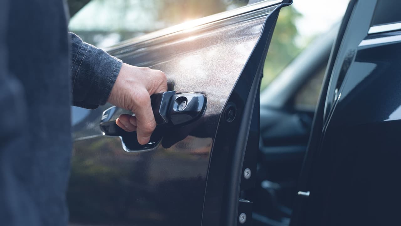 <h3 class="cms-H3-H3">¿Qué hacer si te roban el auto? </h3>
<br>
<b>Llama al 911</b> y reporta el robo de inmediato. 
<br>
<b>Contacta a tu aseguradora</b> con el número de póliza y reporte policial. 
<br>
<b>Revisa cámaras cercanas</b>, tanto tuyas como de vecinos. 
<br>
<b>Activa el rastreo GPS</b> si tu vehículo lo tiene.