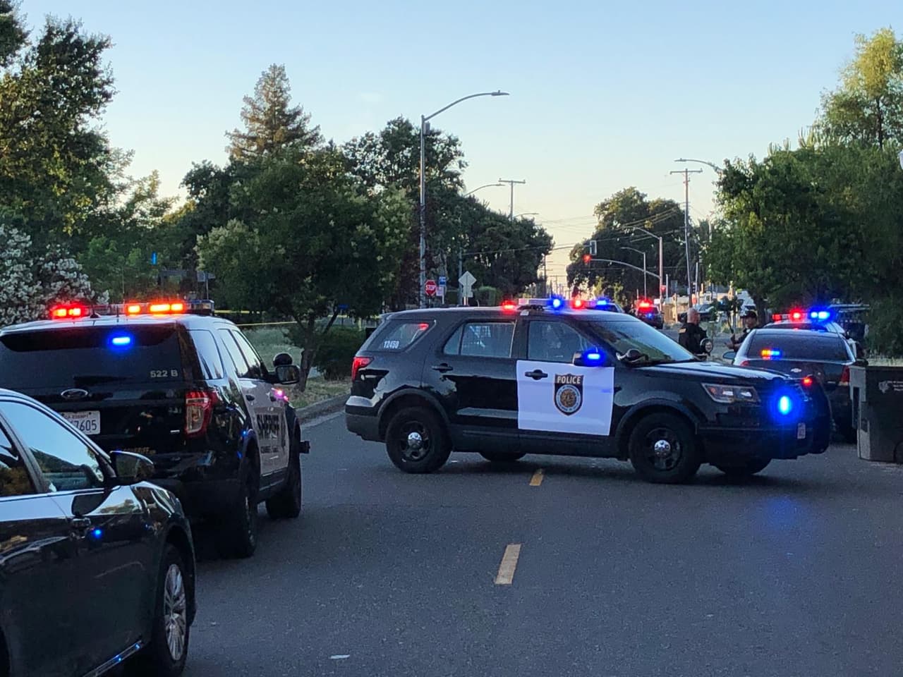El oficial fue transportado a un hospital de la ciudad de Sacramento para recibir atención médica. Durante la tarde, el sospechoso continuó disparando ocasionalmente contra los oficiales. Debido al alcance del rifle que el atacante usaba, se cerró el acceso a una larga zona en el norte de Sacramento.