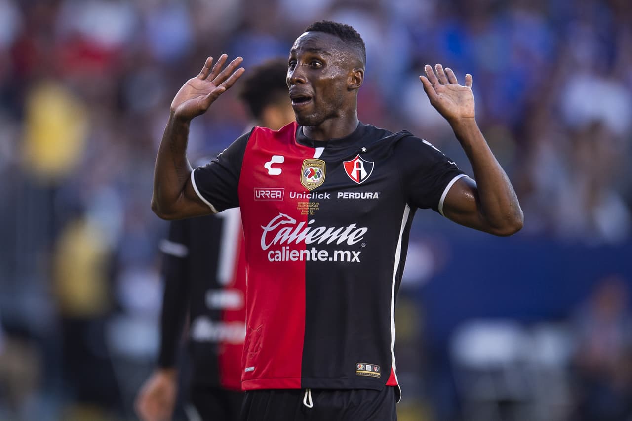 Julián Quiñones pasó de héroe a villano en cuestión de minutos, pues marcó el gol para empatar 2-2 en el tiempo reglamentario, pero voló el último cobro en los penales para darle el triunfo a Cruz Azul.
