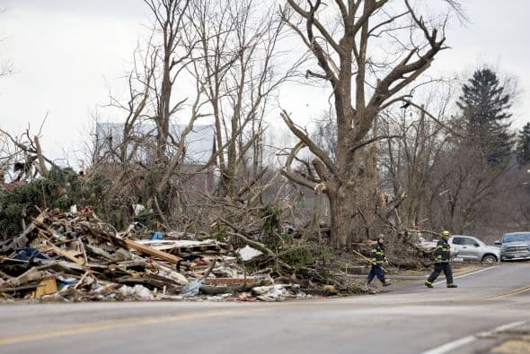 Dos personas perdieron la vida y sobre una veintena resultaron heridas luego del paso de fuertes tornados que tocaron tierra en los poblados de Rochelle y Fairdale a unas 80 millas al noroeste de Chicago la noche del jueves. Rescatistas continúan en la búsqueda de personas desaparecidas entre los escombros.
