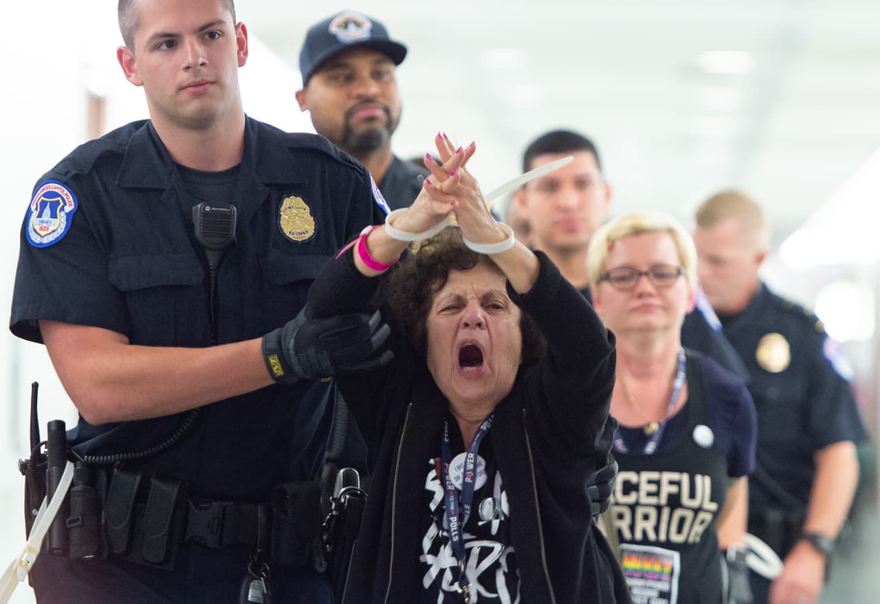 <b>La policía del Capitolio arrestó a varias manifestantes</b> que protestaron en sus pasillos contra 
<b><a href="https://www.univision.com/noticias/politica/lideres-republicanos-en-el-senado-acceden-a-que-el-fbi-investigue-las-denuncias-contra-el-juez-brett-kavanaugh">la decisión del Comité Judicial del Senado</a></b> de recomendar al pleno de la Cámara Alta la confirmación de 
<b><a href="https://www.univision.com/temas/brett-kavanaugh">Brett Kavanaugh</a></b>. La senadora por Alaska Lisa Murkowski se unió este viernes a la petición de Jeff Flake para retrasar la decisión final por una semana y esperar a que el FBI investigue.