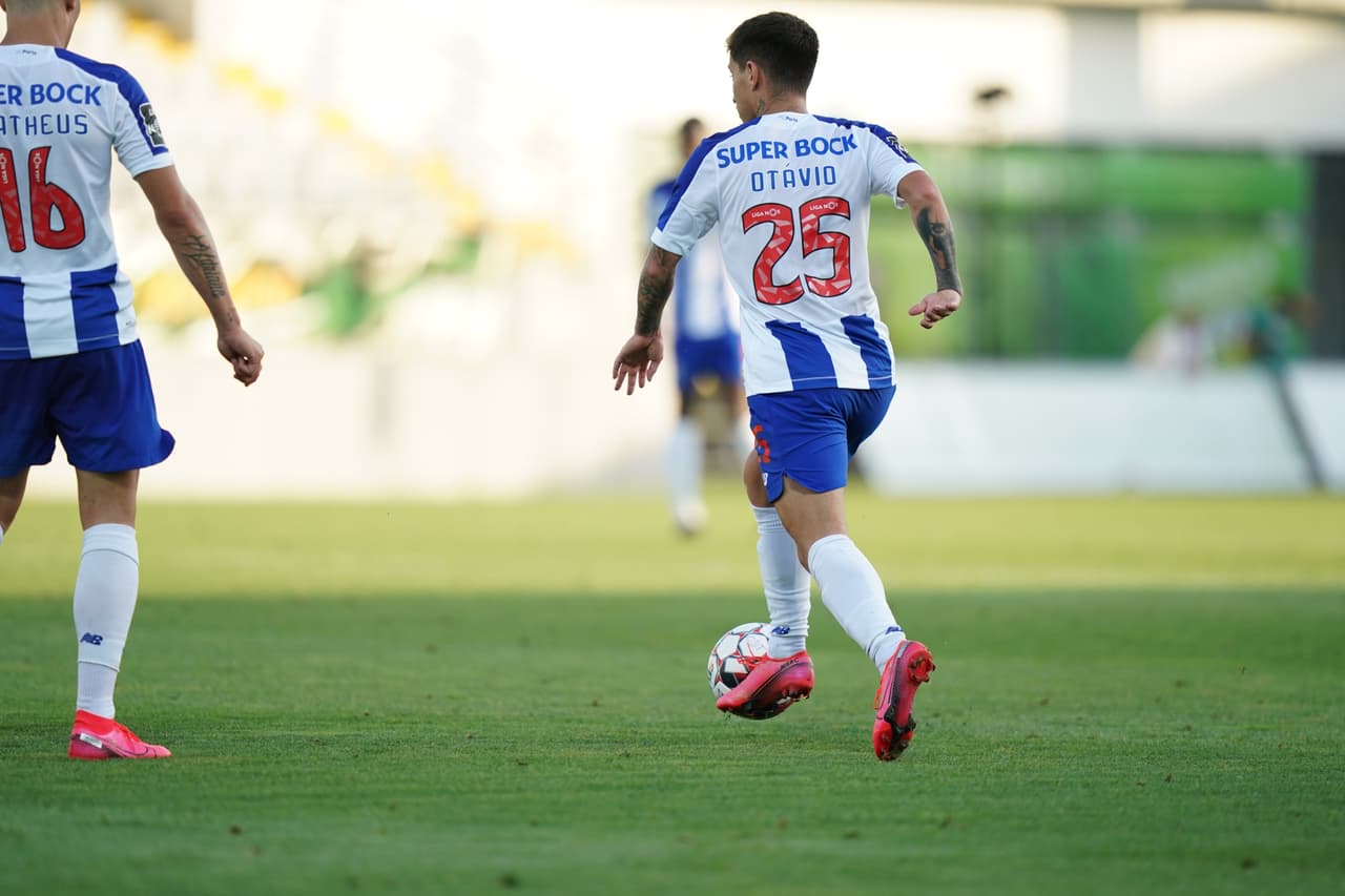 Porto comienza a ser amo y señor del balón y manda en el terreno de juego.
