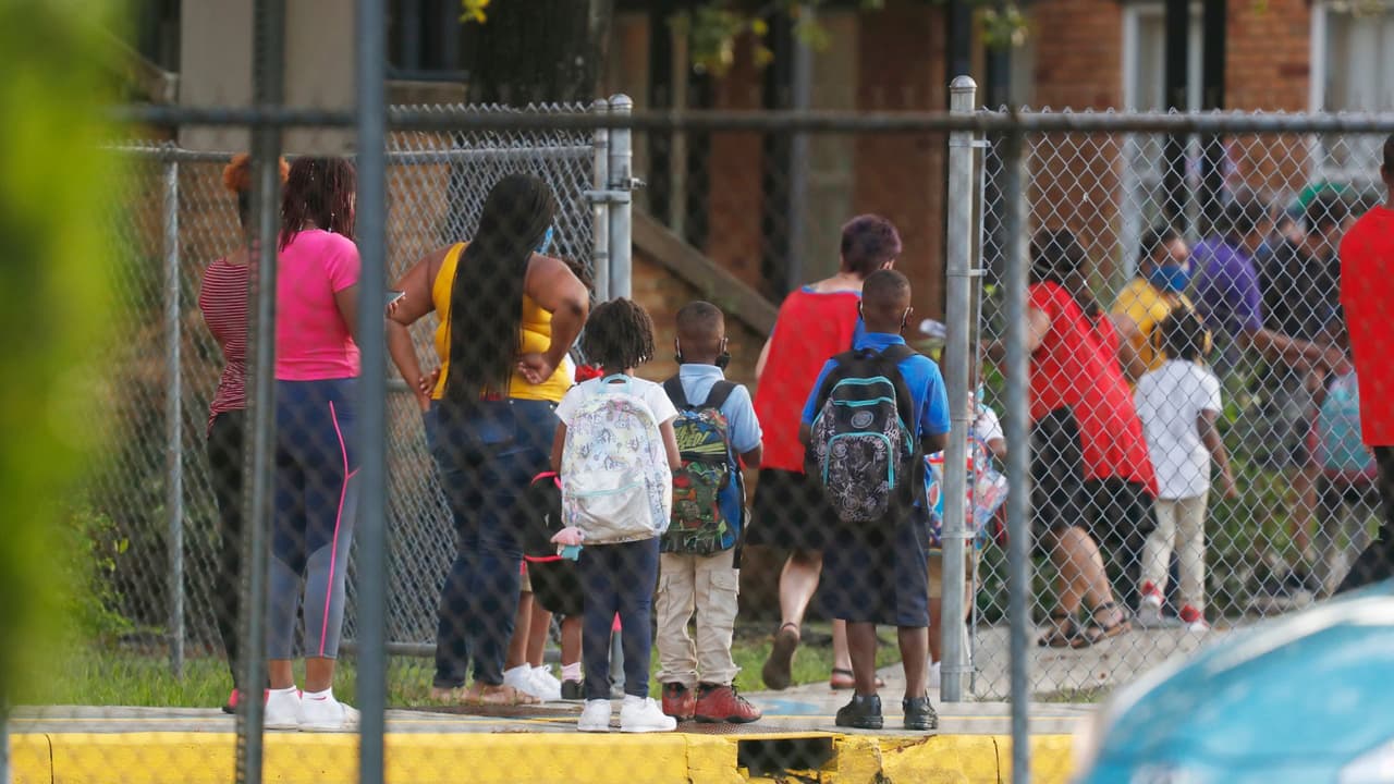  
“No vamos a dar marcha atrás": DeSantis asegura que las escuelas de Florida permanecerán abiertas