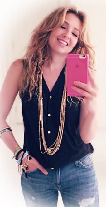 A lo largo de los años Thalía se ha encargado de desmentirlo, pero más que reaccionar molesta, siempre lo toma con mucha risa.