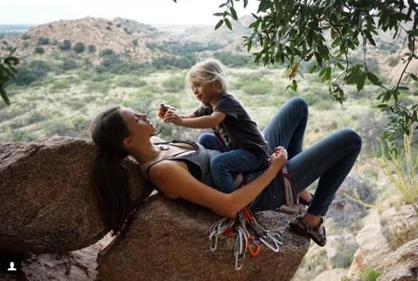 Madre arizonense explora y escala montañas acompañada de su pequeña