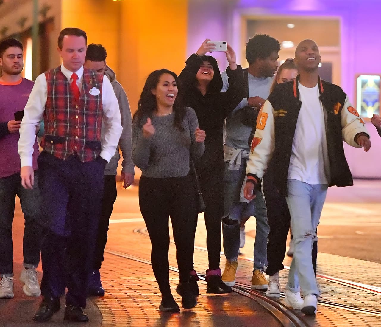 El pasado lunes, Selena Gómez fue sorprendida mientras grababa con su teléfono parte de su aventura en el parque.