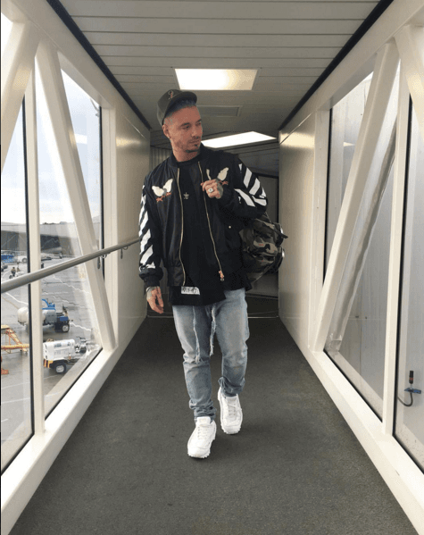 J Balvin subió esta imagen antes de subir al avión que lo llevará a Florida. El nominado está de nervios por su presentación en el show.