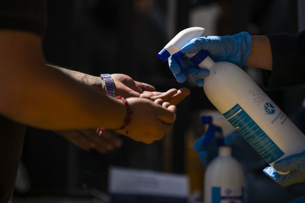 El gel desinfectante es obligatorio en los accesos del estadio.