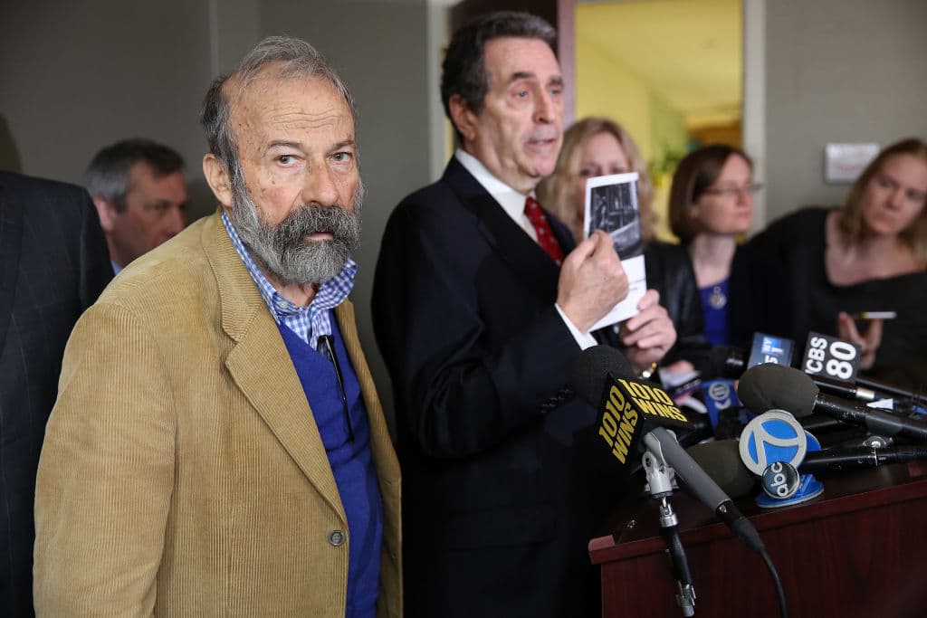 El artista Arturo Di Modica, quien mira a la cámara en esta imagen, durante la conferencia de prensa este miércoles en la que expresó que la escultura de la "Niña sin miedo" desvía la atención de su trabajo.