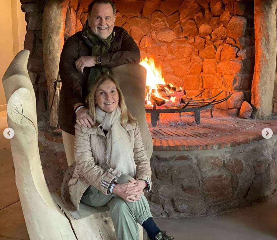 "Siempre 
<b><a href="https://www.instagram.com/p/CPfgLAFF03o/" target="_blank">nos encanta y nos sorprende este continente</a></b>", escribió Raúl el sábado 29, mostrando uno de los cálidos lugares en los que se han quedado. 
<br>