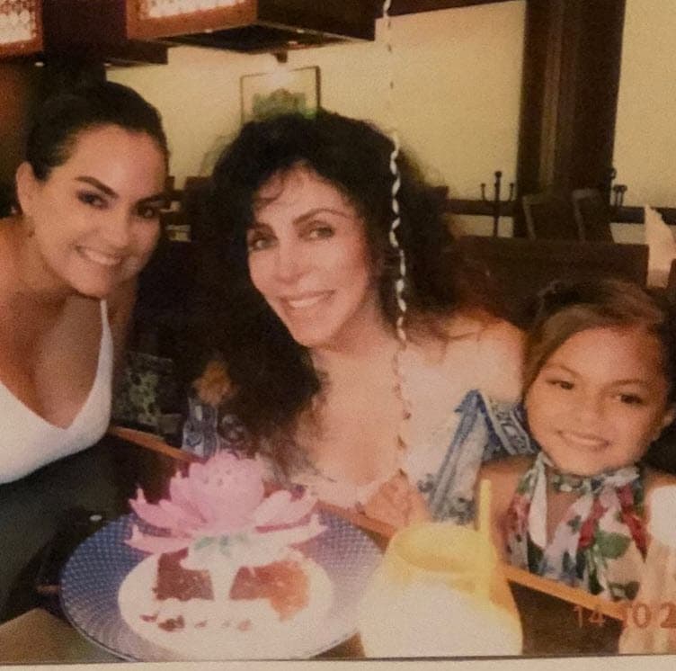 "Hubo una diferencia con su mami, pues no estábamos de acuerdo en
<b> algunas cosas que se me hacen agresivas </b>y yo no me llevo con la agresión", dijo sin dar detalles de lo que ocurrió en la entrevista con Chapoy.
<br>