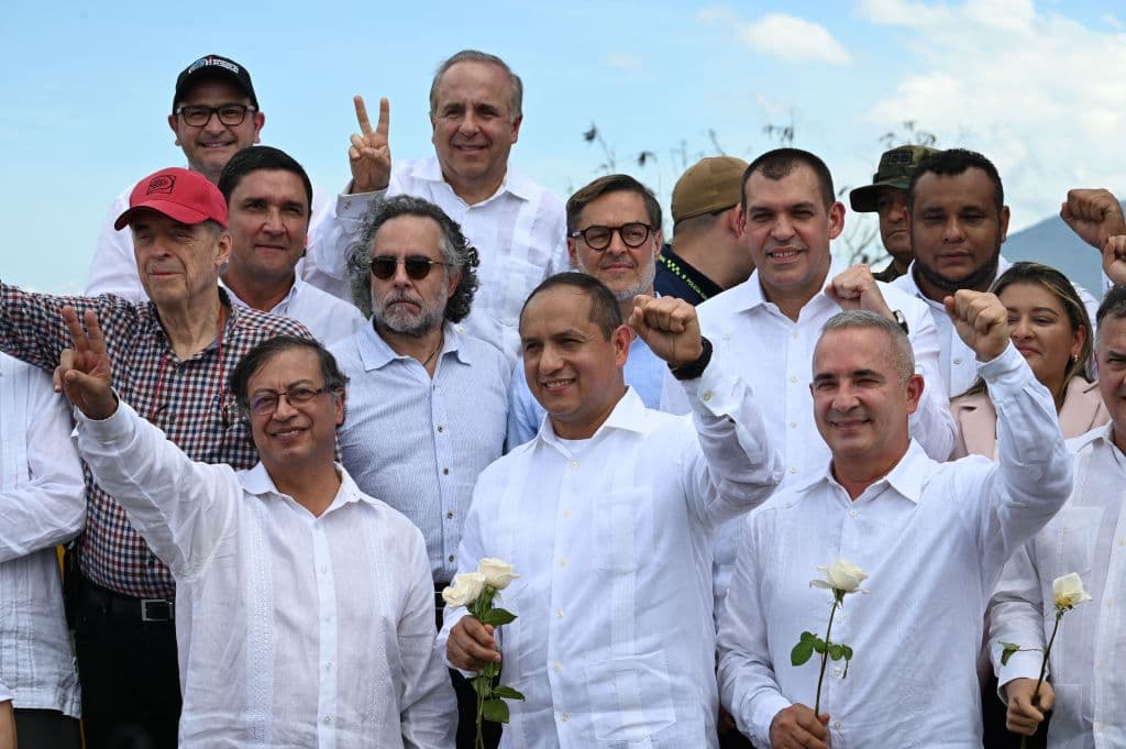El presidente colombiano, Gustavo Petro; el ministro de Transporte de Venezuela, Ramón Velásquez (en el centro), y el gobernador del estado de Táchira, Freddy Bernal (derecha), hacen un gesto durante una ceremonia para abrir oficialmente su frontera terrestre, completamente cerrada desde 2019, en el Puente Internacional Simón Bolívar que conecta San Antonio del Táchira en Venezuela y Cúcuta en Colombia.
<br>