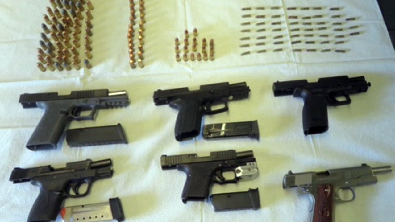 Estas armas las incautaron en el puerto fronterizo de Nogales cuando cruzaban para México