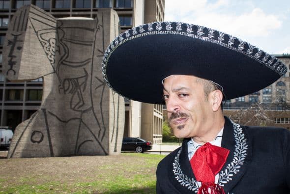 Busto de Sylvette, NY, EEUU. Sylvette era una güera que cautivó a Picasso en el sur de Francia y Mariachi in Transit reacciona ante la belleza escultural, premiada por el New York State Council on the Arts en 1969. Foto: Remy Amezcua