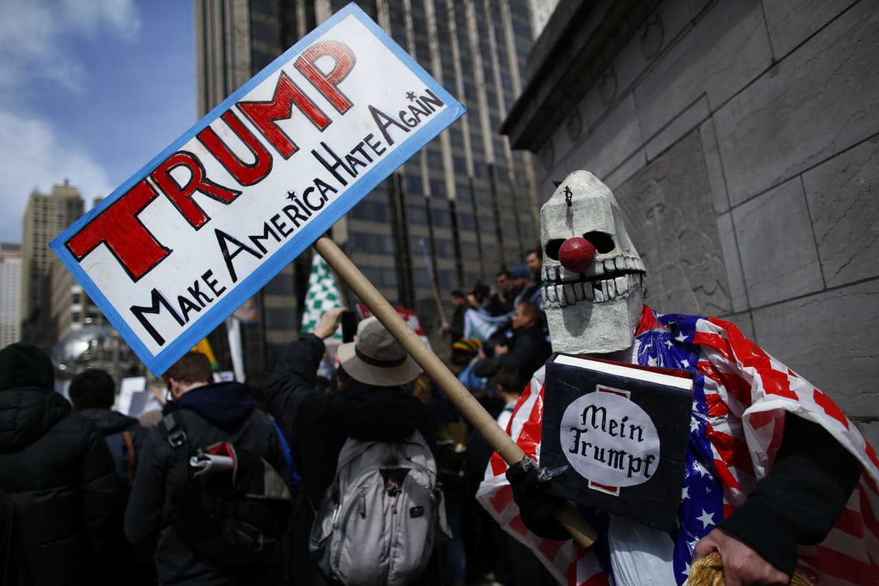 Un hombre protesta contra el puntero republicano Donald Trump en Nueva York, marzo 19, 2016.