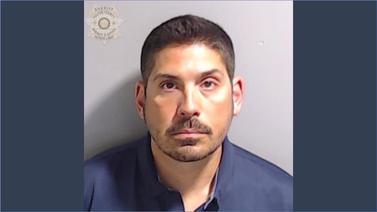 Dueño de restaurantes en Roswell es acusado de delitos sexuales que involucran a dos menores