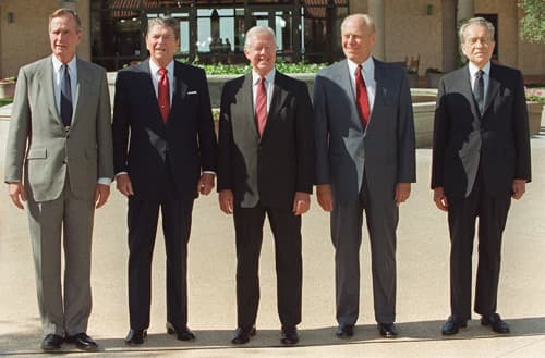George H.W. Bush, Ronald Reagan, Jimmy Carter, Gerald Ford y Richard Nixon, en la inauguración de la biblioteca en 1991.