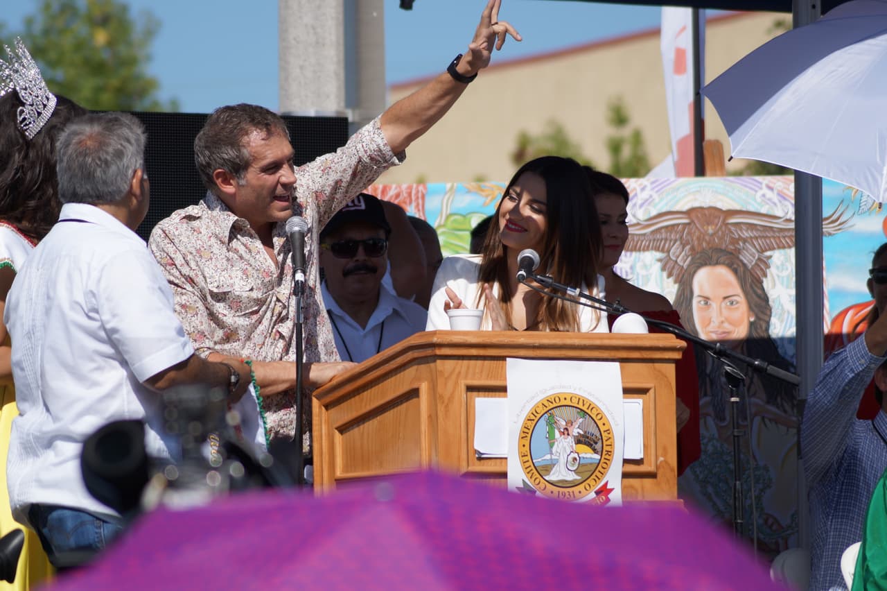 Miles festejaron la independencia de México en el tradicional desfile en el este de Los Ángeles.