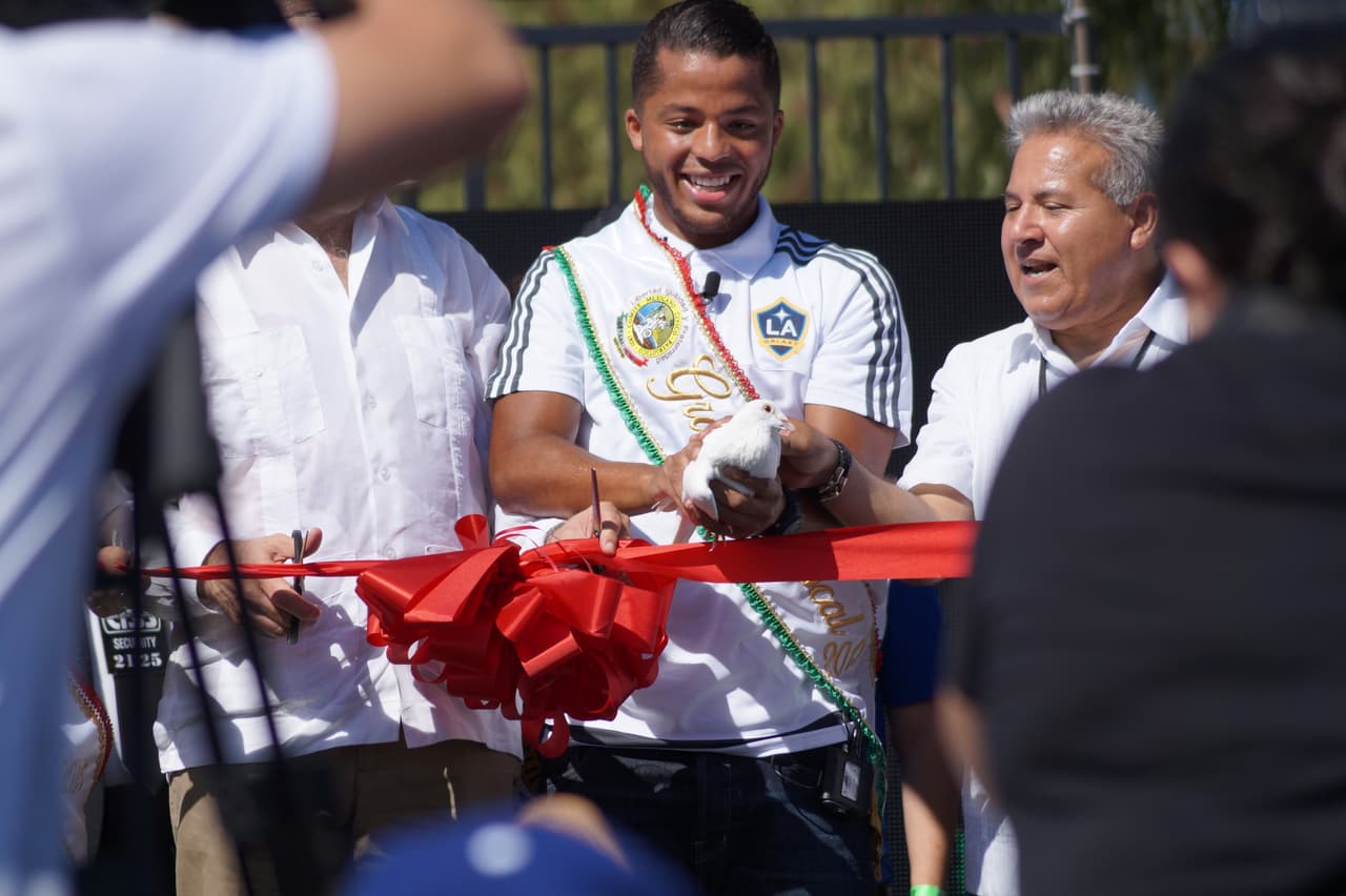 Miles festejaron la independencia de México en el tradicional desfile en el este de Los Ángeles.