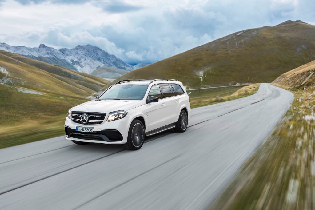 <b>Mercedes-AMG GLS 63 2018</b>
<br>La muestra de que una SUV de siete asientos puede ser todo un bólido. AMG tiene una participación importante en esta versión al dotarla de un motor V8 twin-turbo de 5.5 litros con 585 hp y 561 lb-pie de torque.