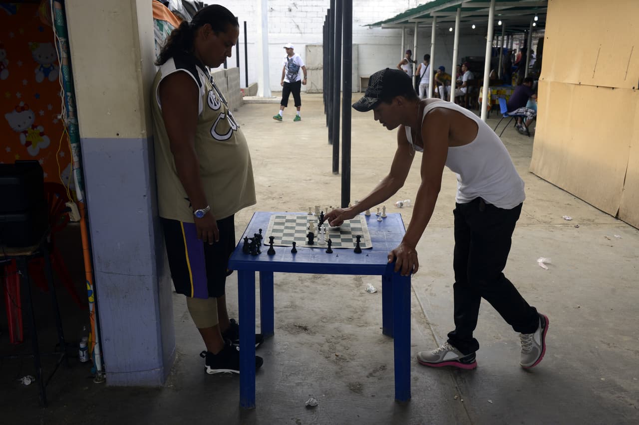 Cierran cárcel venezolana con discoteca y piscina