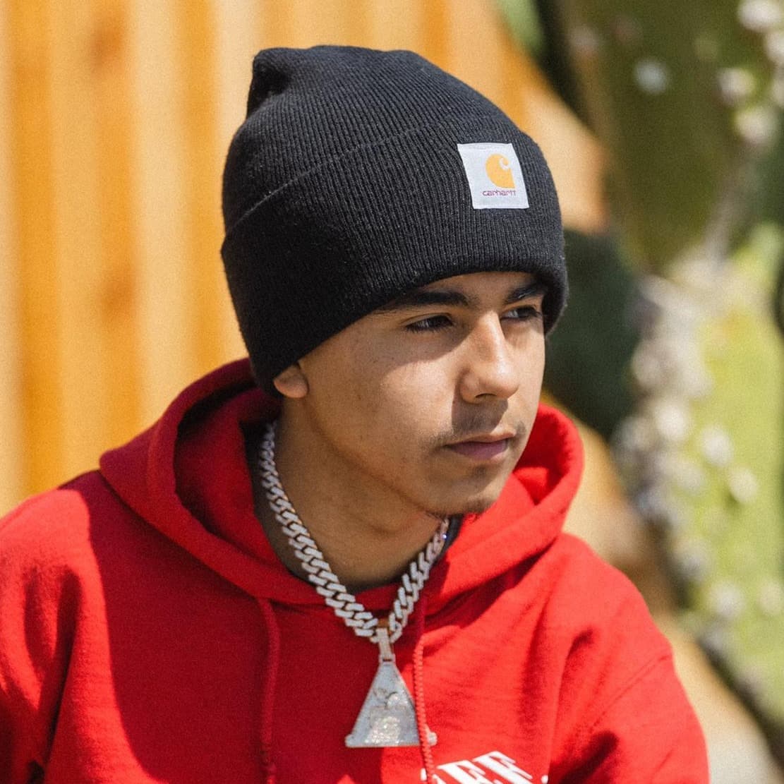 Con 18 años de edad,
<b>Iván Cornejo</b> ya alcanzó el número 1 en la lista de álbumes regionales mexicanos de Billboard con "Dañado". En 2021 publicó su álbum debut llamado 'Alma vacía. Nació en Riverside, California, y aunque comenzó desde los 8 años a sentir la música en sus venas, fue en la secundaria cuando le rompieron el corazón, que se inspiró y comenzó a componer.