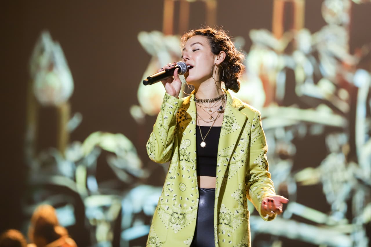 Paula Arenas hizo lo propio junto a sus colegas al ensayar el segmento de baladas románticas.