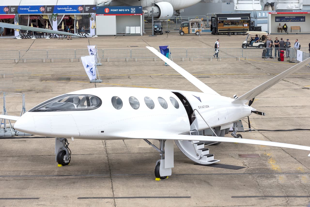 Económico, sostenible para el medioambiente, rápido, cómodo y totalmente eléctrico. Así es Alice, el avión de pasajeros fabricado por la compañía israelí Eviation Aircraft. Fue presentado en la última edición del Salón Aeronáutico de París y se espera que redefina el transporte aéreo regional, especializado en distancias cortas.