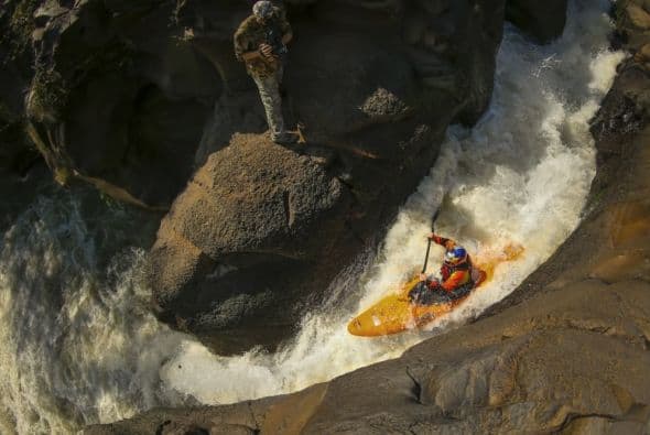 Dane Jackson navega una línea durante el Primer  Descenso Red Bull: Proyecto Michoacán, en Uruapan, MI, México, 26 de Noviembre, 2013.