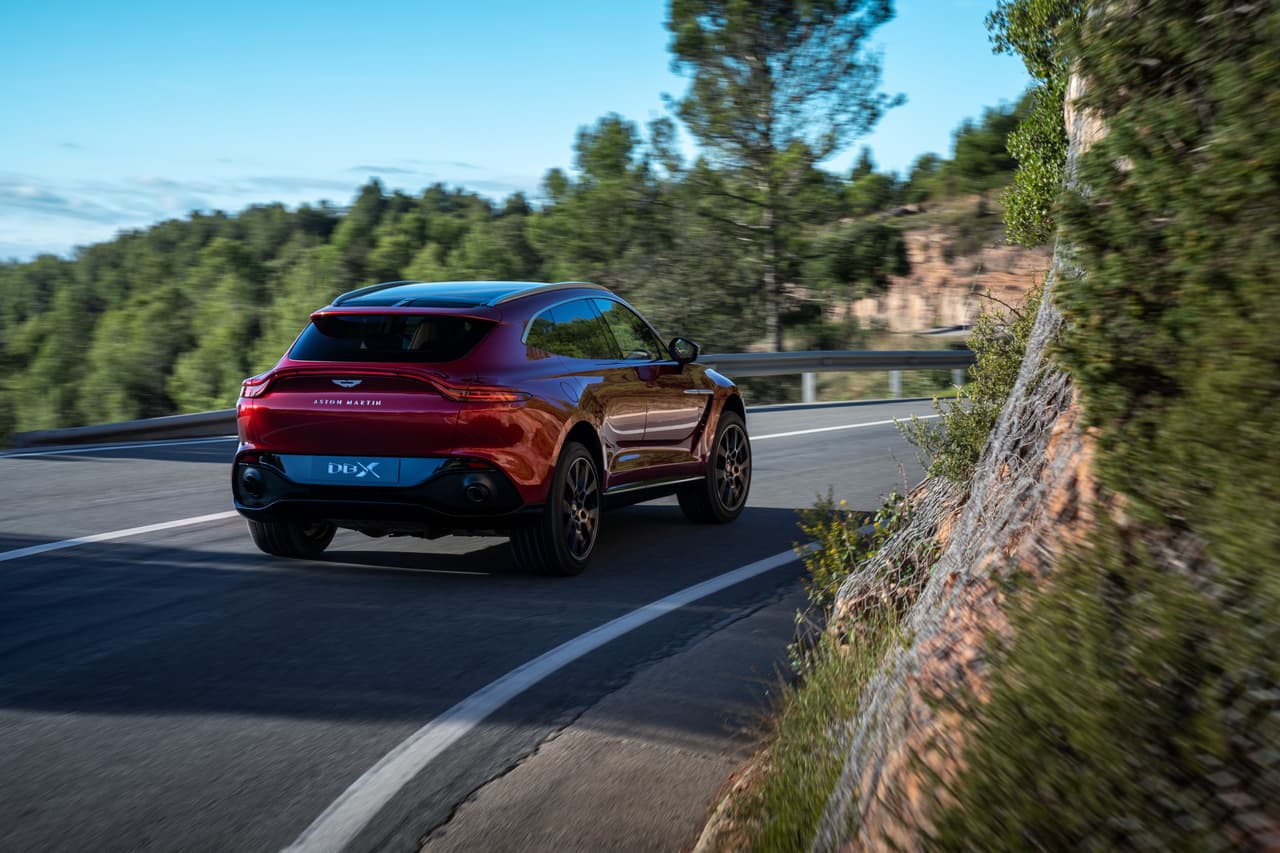 La Aston Martin DBX 2021 debuta en el Auto Show de Los Ángeles 2019.