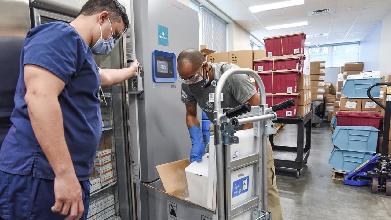 El antídoto de Pfizer requiere dos dosis que deben aplicarse con 22 días de diferencia. Además, deben ser almacenadas a unos -70 ℃ grados bajo cero, por lo que se requieren equipos especiales para su conservación.
<br>