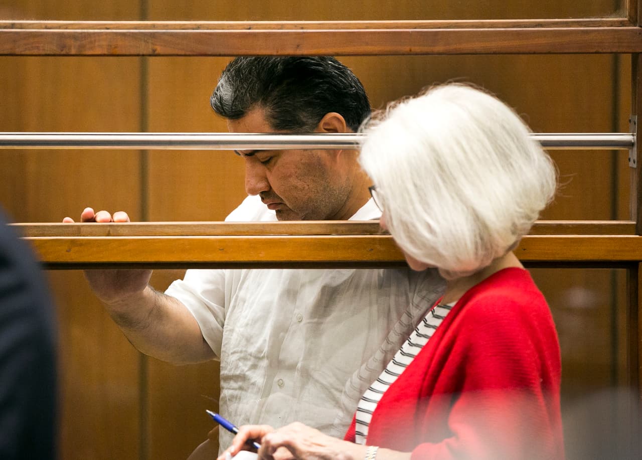 "El Apóstol" no estaba tan sonriente como en las imágenes del letrero que convocaba a su celebración de 50 cumpleaños durante el mes de junio, en la sede de la
<b><a href="https://www.univision.com/local/los-angeles-kmex/fieles-angelinos-apoyan-al-lider-de-la-iglesia-la-luz-del-mundo-y-rechazan-las-acusaciones-en-su-contra-fotos">congregación La Luz del Mundo en el este de Los Ángeles</a></b>.