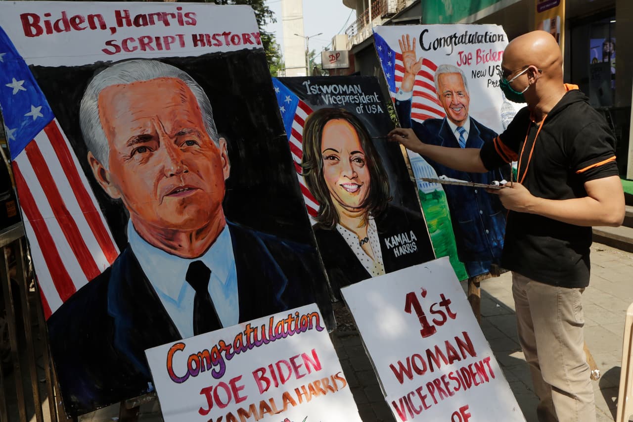 Un profesor de arte pintó retratos de Joe Biden y Kamala Harris frente a su escuela en Mumbai, la ciudad más populosa de India. En Nueva Delhi, la capital, algunos de sus habitantes aclamaron los orígenes indios de la familia de la vicepresidenta.
<br>