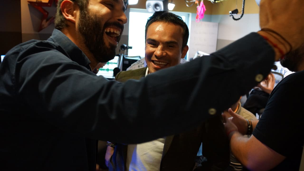 Juan Manuel Márquez llegó al Free-guey show con guante en mano.