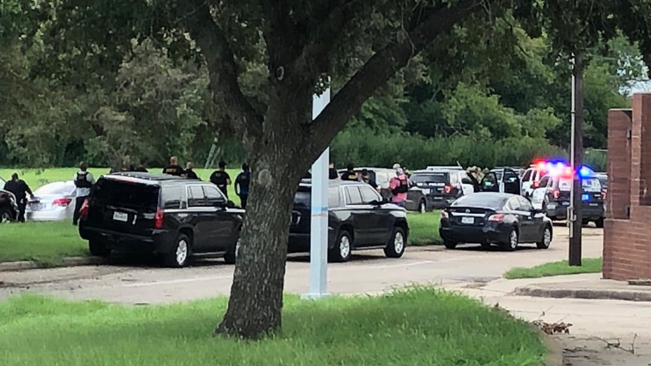 Policía arresta a sospechoso armado que se atrincheró en un vehículo al suroeste de Houston