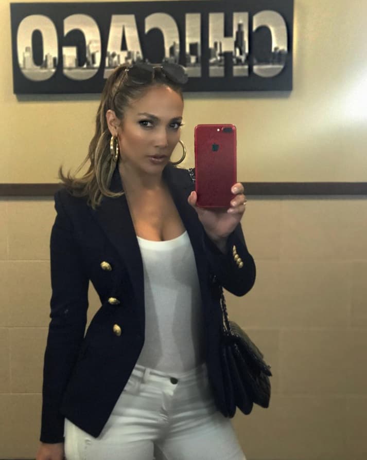 Jennifer cuida cada detalle, incluyendo su postura. En esta foto el brasier pullshop fue su mejor accesorio.