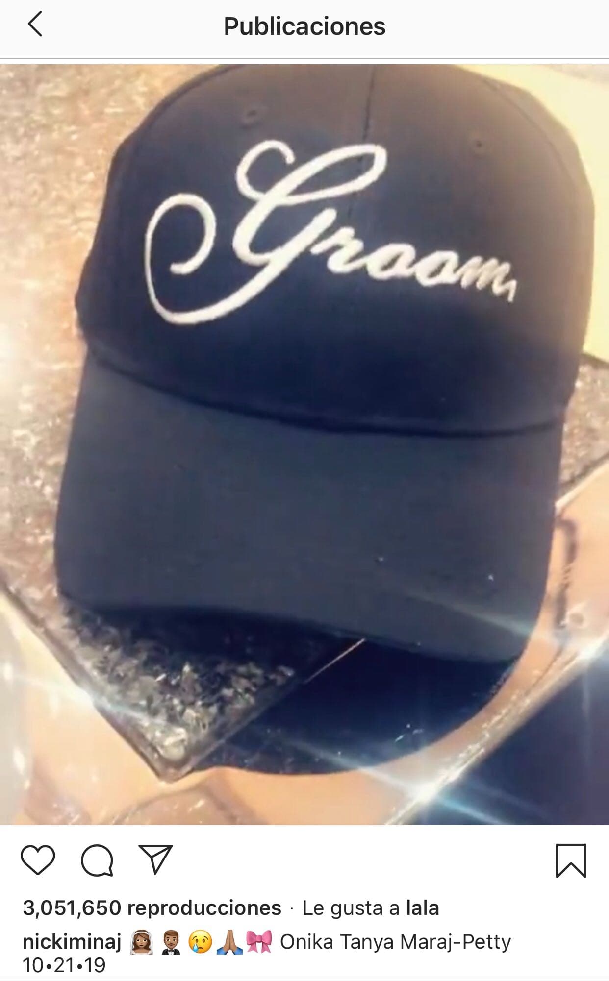También mostró dos gorras, una blanca y otra negra, con las palabras 'bride' y 'groom' (novia y novio).