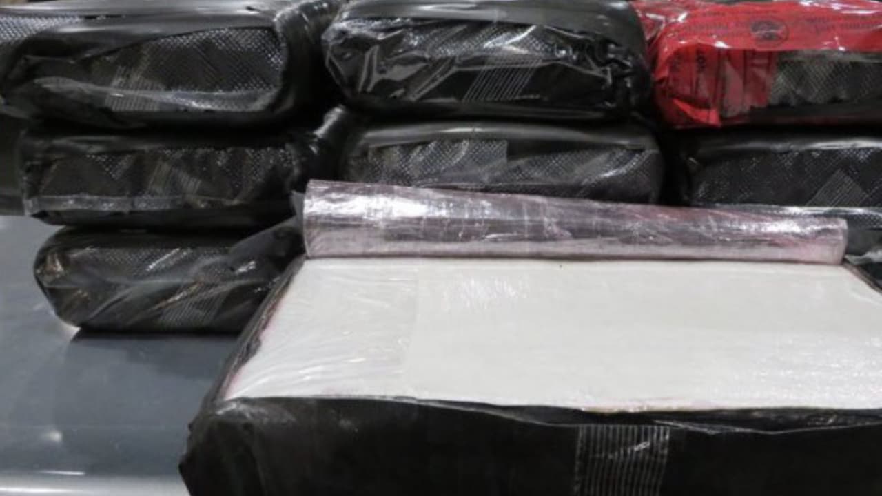 Aproximadamente una hora y media después, un equipo K9 y oficiales detectaron aproximadamente 208,000 pastillas de fentanilo en el cortafuegos de un vehículo.