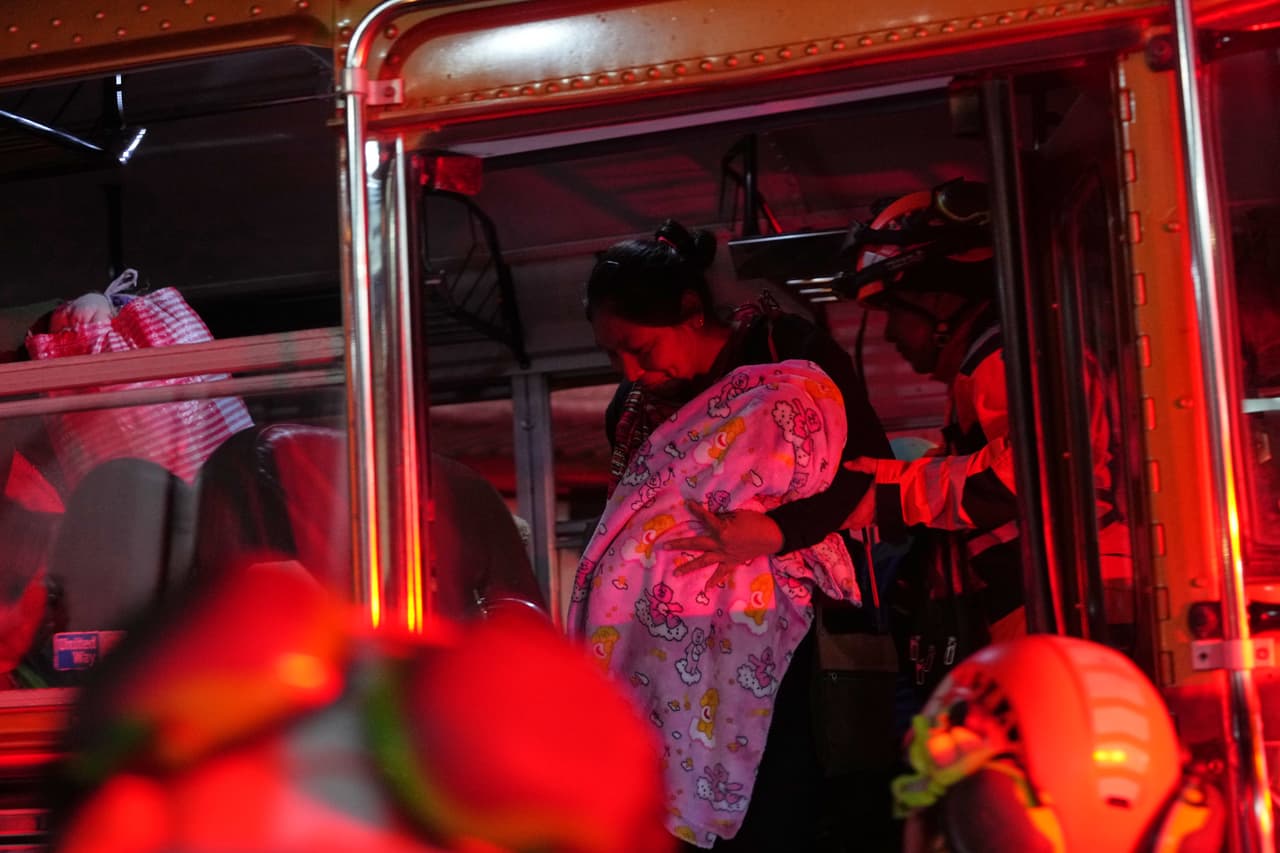 Se prevé que durante la noche unas 50 familias integradas por unas 659 personas sean evacuadas de por lo menos dos comunidades y alojadas en la municipalidad de San Juan Alotenango.