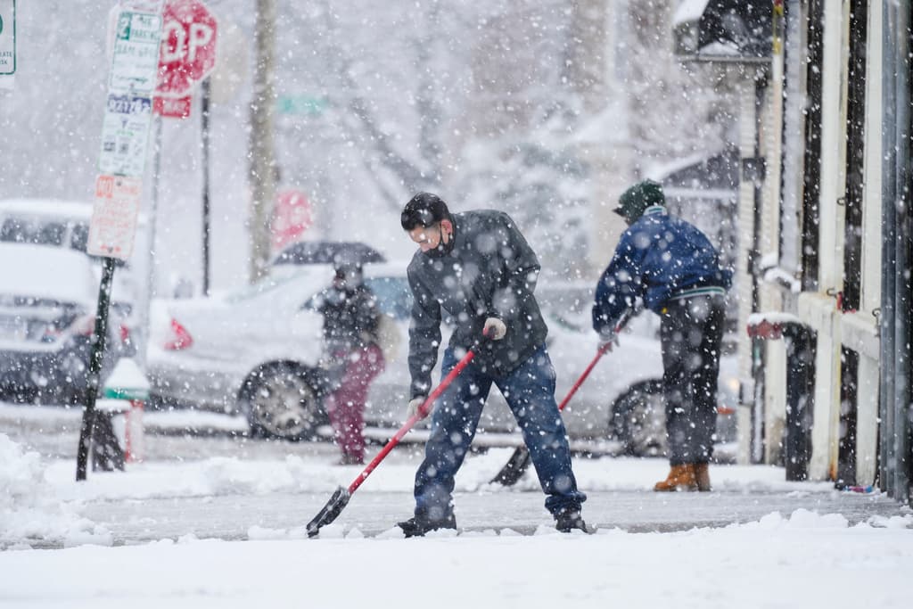 Más de 15 pulgadas de nieve: una poderosa tormenta invernal paraliza y tiñe de blanco el noreste de EEUU