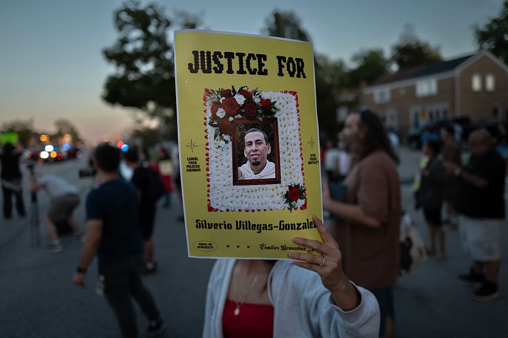 FRANKLIN PARK, ILLINOIS - 15 DE SEPTIEMBRE: Activistas, amigos y miembros de la comunidad se congregan para manifestarse y lamentar la muerte de Silverio Villegas González cerca del lugar donde un agente del Servicio de Inmigración y Control de Aduanas (ICE) le disparó y lo mató el 15 de septiembre de 2025 en Franklin Park, Illinois. Villegas González, padre soltero de dos niños pequeños, fue asesinado a tiros por agentes del ICE tras intentar huir de una parada de tráfico el 12 de septiembre. (Foto de Scott Olson/Getty Images)
