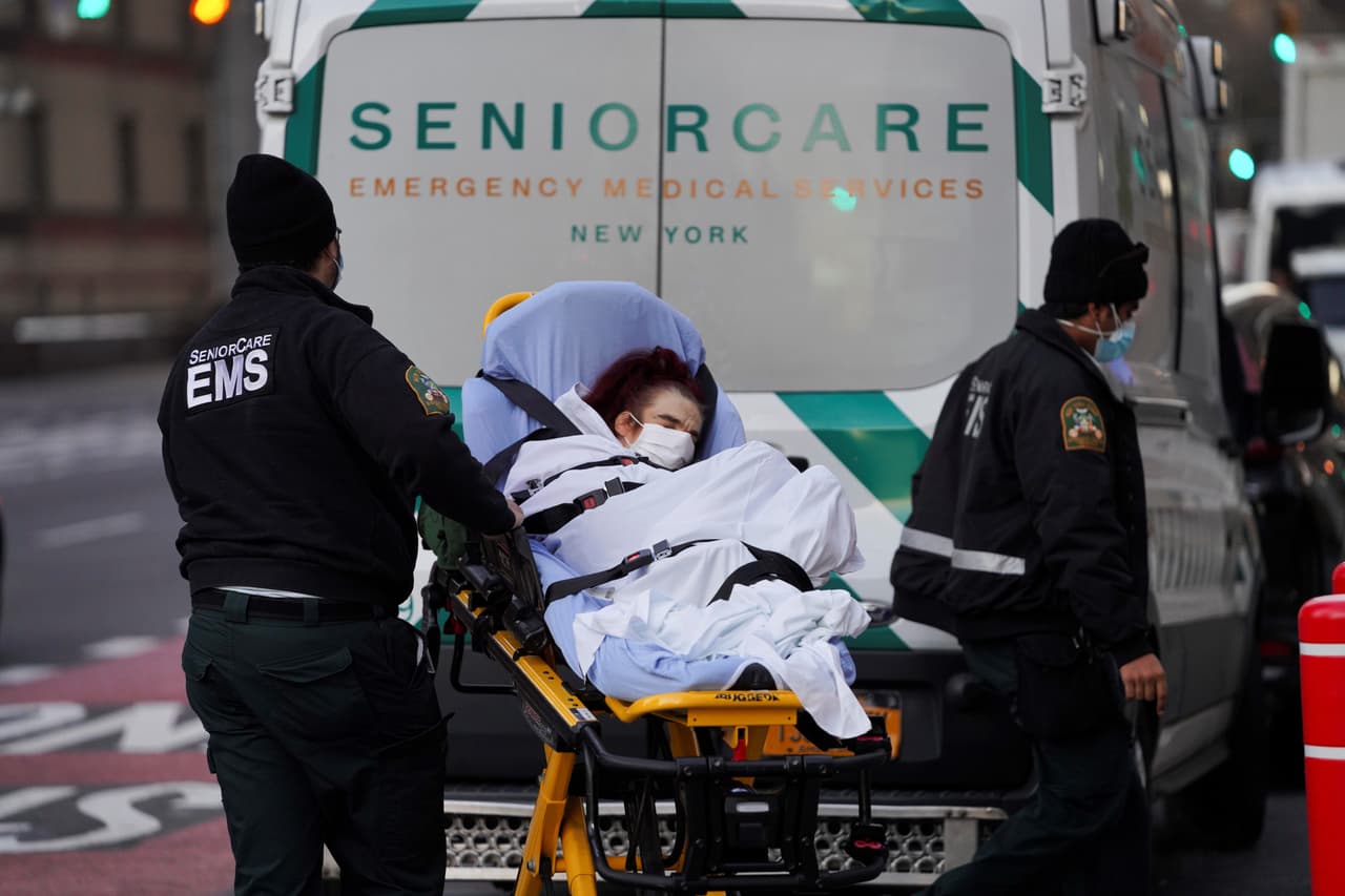 Mientras NY sobrepasa las 5,000 hospitalizaciones por coronavirus, Cuomo anuncia nuevo plan de restricciones 