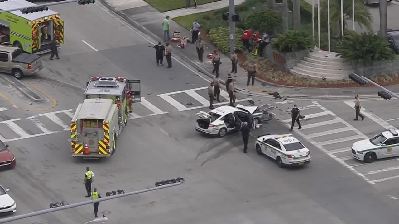 Aparatoso accidente de tráfico en Doral deja tres heridos entre los que se cuenta un policía de Miami-Dade 